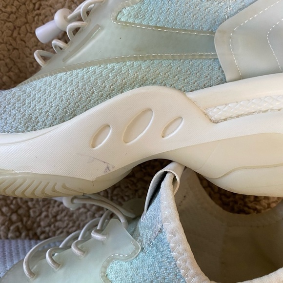 Steve Madden Myle NY 90 Iridescent Blue Multicolor Sneakers, Size 8 Medium - Picture 9 of 11